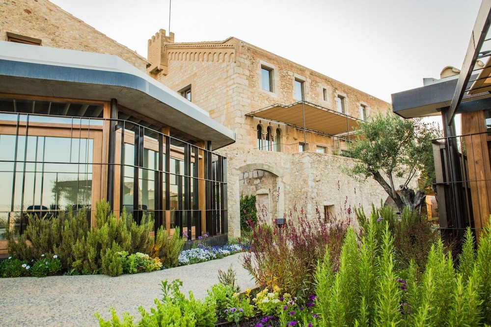 Hotel Mas Bosch 1526 pet-friendly hotel Avinyonet De Puigventos