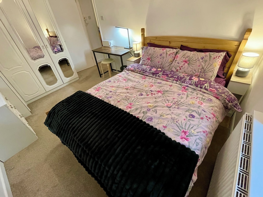 Vernon Place town centre Vernon Cottage 3 bed with parking 1A Vernon Court 2 bed with parking 1B studio no parking off the High Street next to Sandford Park — 4-Star Luxury Hotel in Cheltenham, United Kingdom