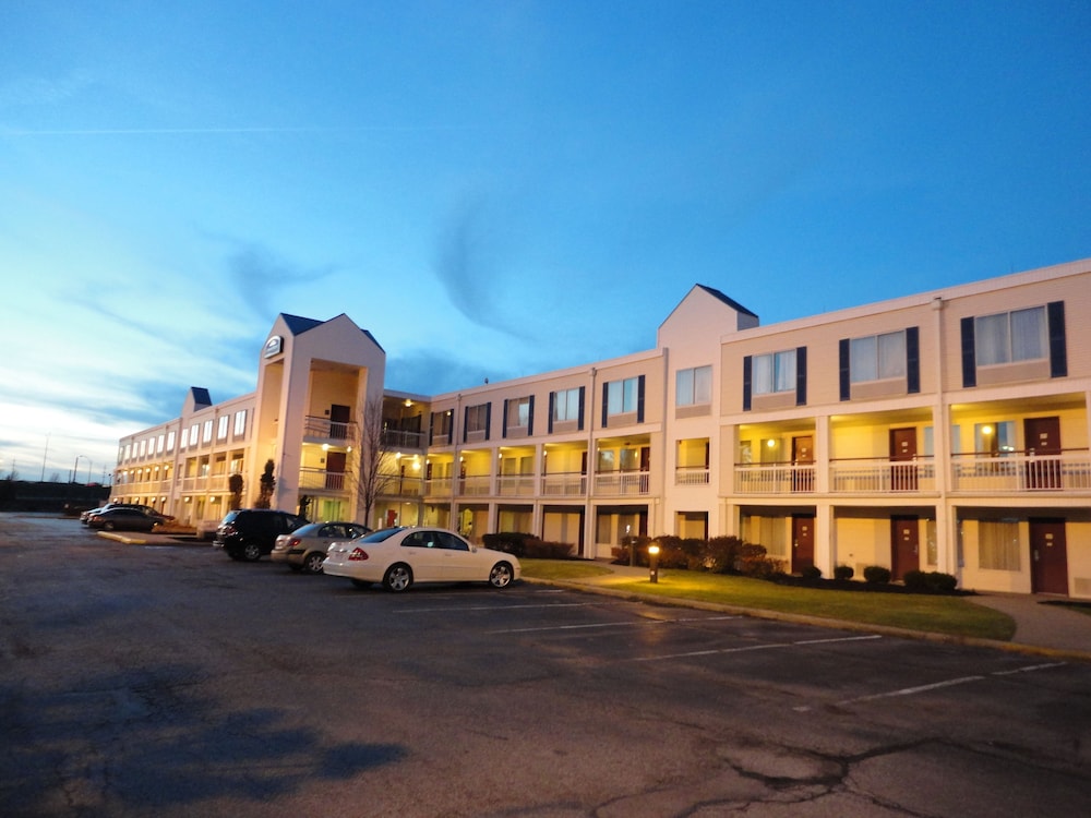 Howard Johnson Inn Cleveland Airport - photo 19