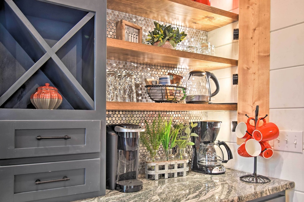 Modern Broken Bow Cabin Large Deck BBQ and Pergola — 4-Star Luxury Hotel in Broken Bow, United States