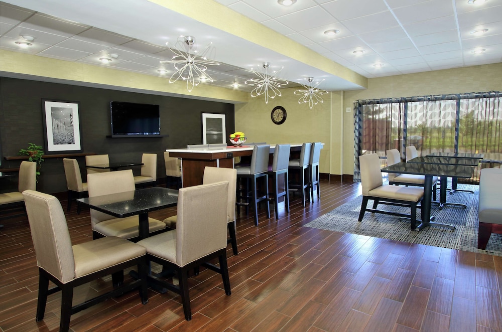 Hampton Inn Ashtabula - photo 4