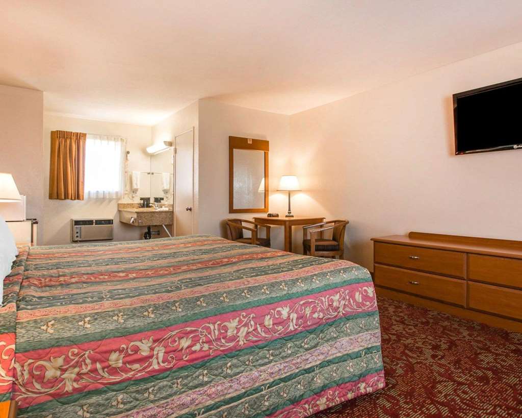 Rodeway Inn Fallbrook Downtown - photo 12