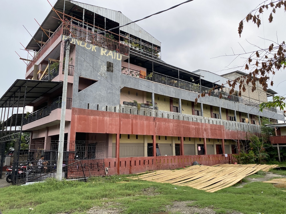 OYO 93414 Wisma Ratu Syariah Near SMP Negeri 2 Watang Pulu — hotel in Parepare