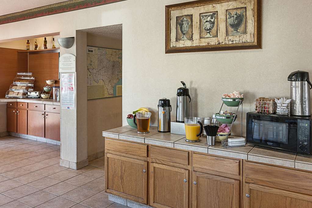 Econo Lodge San Antonio South - photo 30