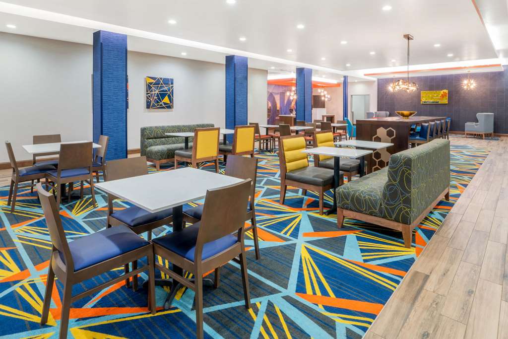 La Quinta Inn & Suites by Wyndham Oklahoma City Airport - photo 29