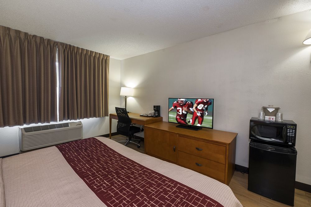Cedar Rapids Inn - photo 17