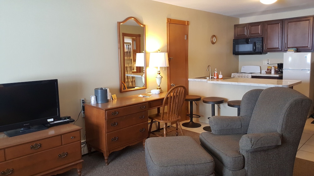 Snug Harbor Inn - photo 87