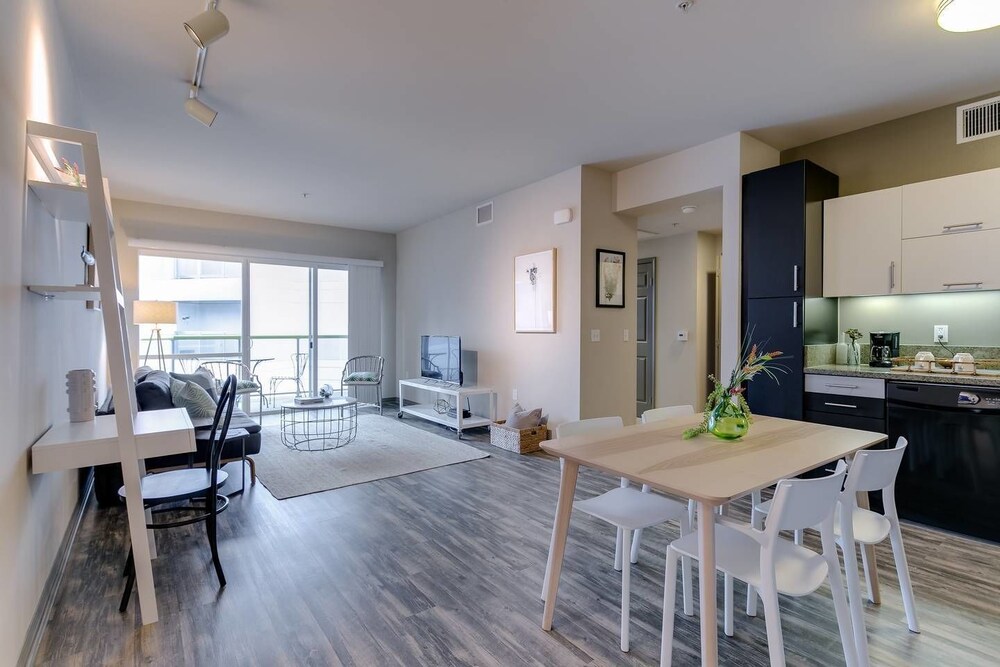 One Bed 1bath Private Balcony Walk TO Beach — hotel in Marina Del Rey
