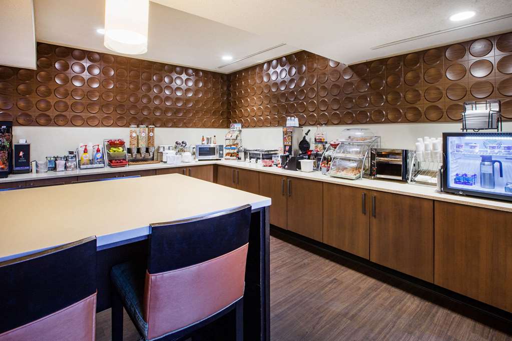 Wingate by Wyndham Roseville Detroit - photo 2