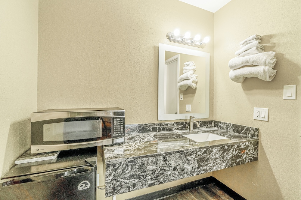 Regency Inn By OYO Rockdale TX - photo 28