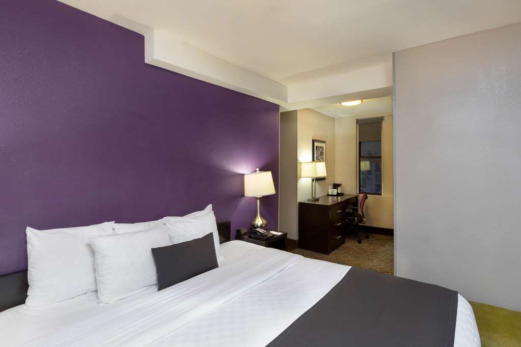 La Quinta Inn & Suites by Wyndham New York City Central Park - photo 17