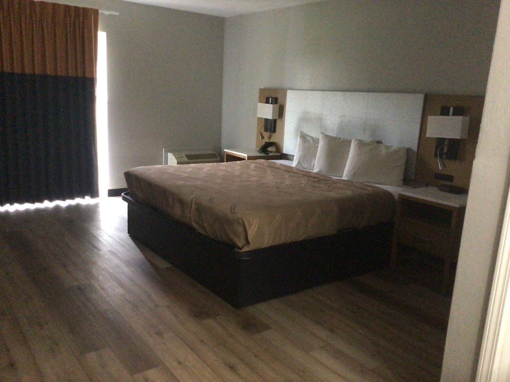 Colonial Brick Inn & Suites - photo 5