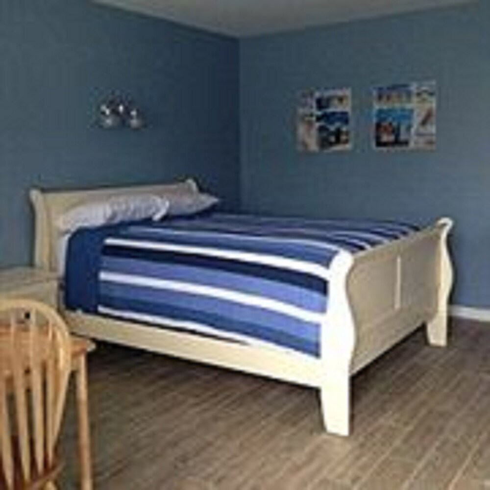 Pelican Point Motel - photo 8