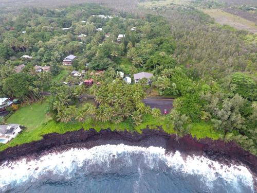 Whale House at Kehena Beach — 4-Star Luxury Hotel in Leilani Estates, United States