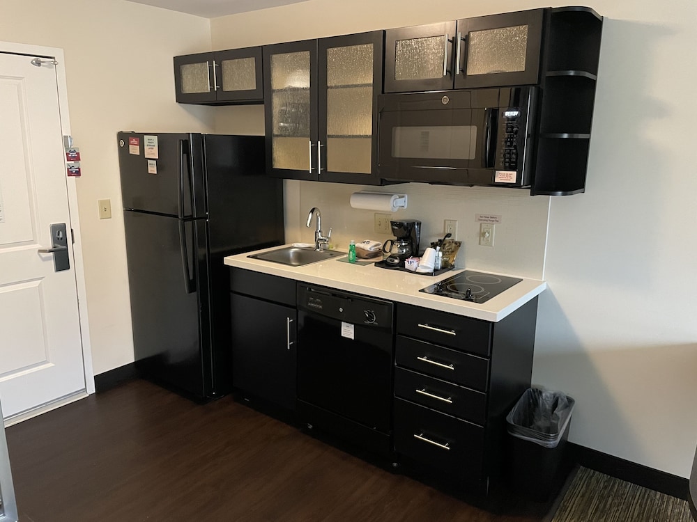 Candlewood Suites Chester Philadelphia International Airport by IHG - photo 24