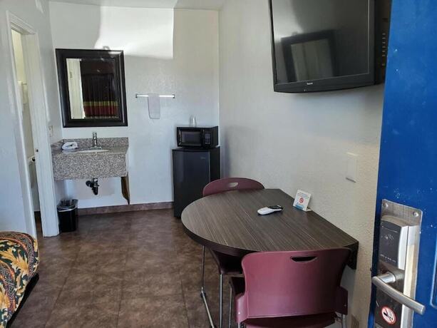 High Desert Inn - photo 4