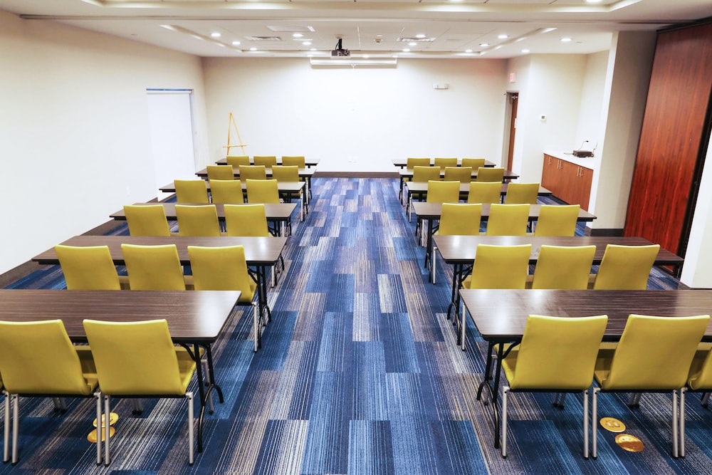 Holiday Inn Express & Suites Houston IAH Beltway 8 by IHG - photo 63