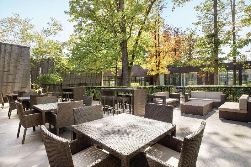 DoubleTree by Hilton Toronto Airport West — 4-Star Luxury Hotel in Mississauga, Canada