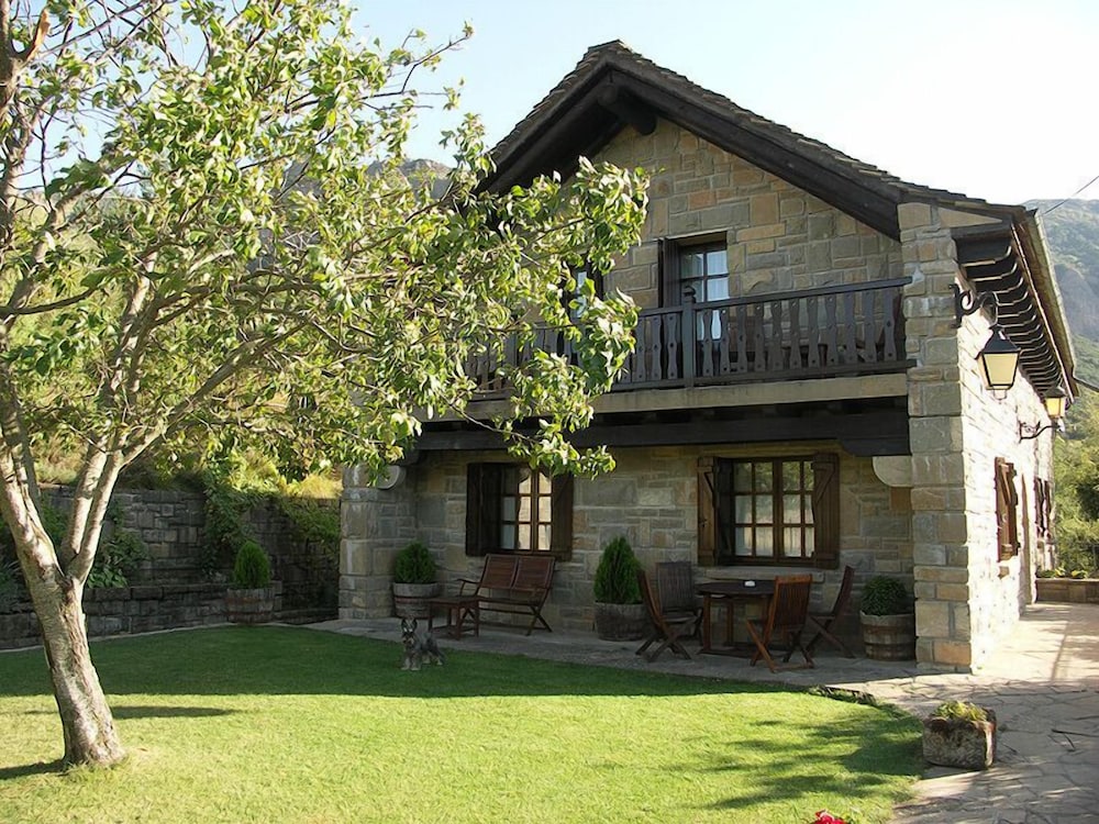 Hotel Rural El Mirador de los Pirineos — 4-Star Luxury Hotel in Santa Cruz De La Seros, Spain