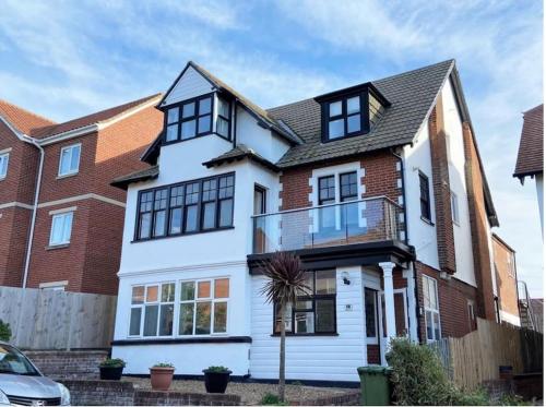 Bright spacious flat close to beach Cliff Road — 4-Star Luxury Hotel in Sheringham, United Kingdom