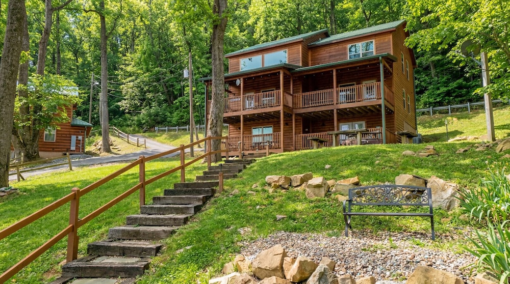 Heavenly Heights by Ghosal Luxury Lodging — 4-Star Luxury Hotel in Sevierville, United States