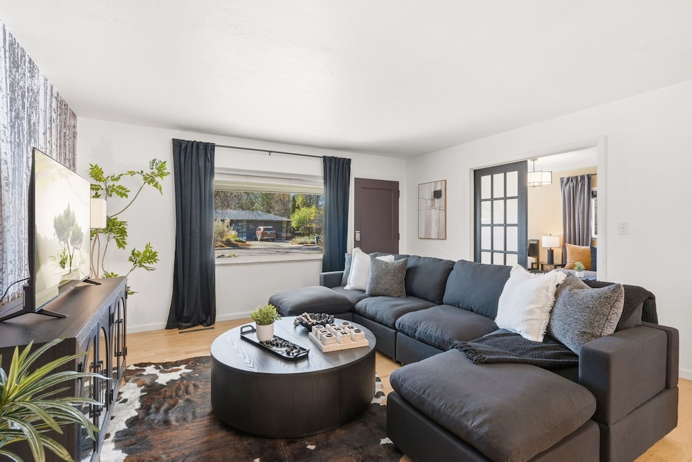 Moody Modern Getaway Walk to CSU & City Park in Fort Collins, United States