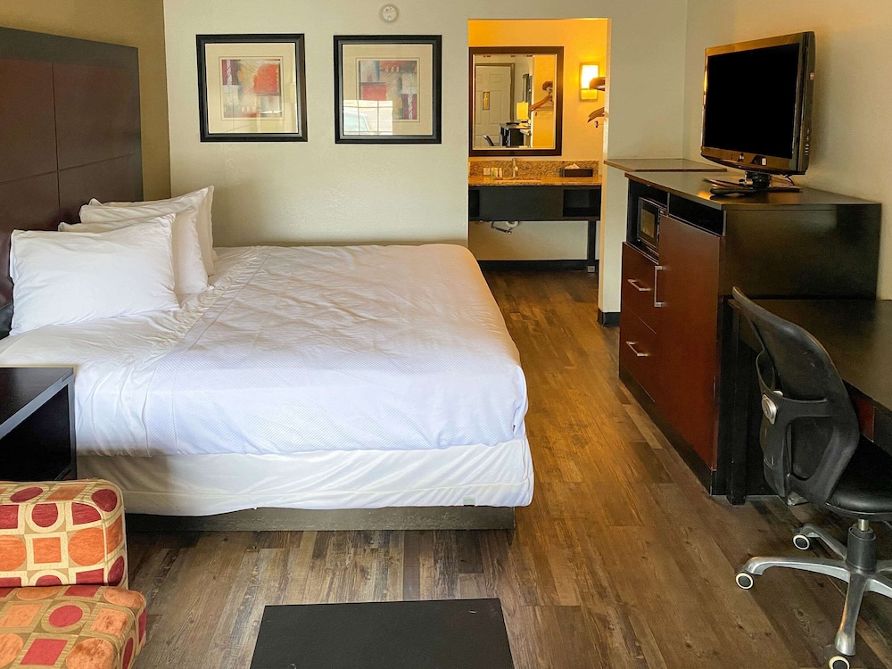 Clarion Pointe Independence Kansas City - photo 6