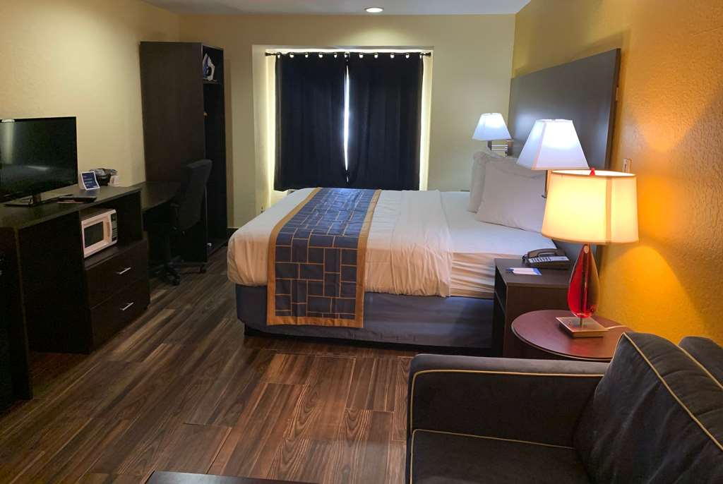 Days Inn & Suites by Wyndham Tampa Raymond James Stadium - photo 25