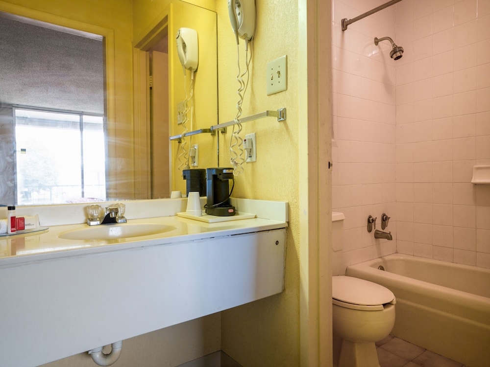 Travelodge by Wyndham Henderson - photo 20