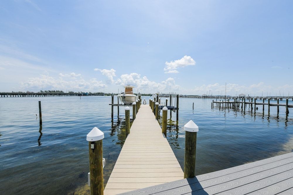 Bayfront Retreat - last minute hotel in Bradenton Beach
