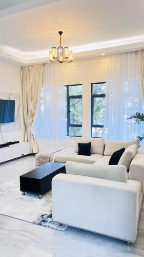 Elegant Lavington 1Bed with Pool Private Cinema & Garden