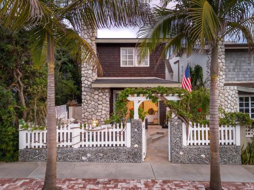 Nantucket Style Steps to Beach Rooftop Deck Ocean Views in San Diego, United States