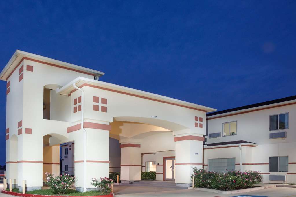 Super 8 by Wyndham Brenham TX - featured photo