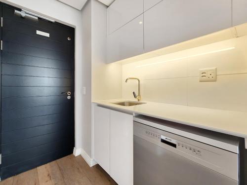 Skyline views Stylish Studio with Pool parking no load shedding