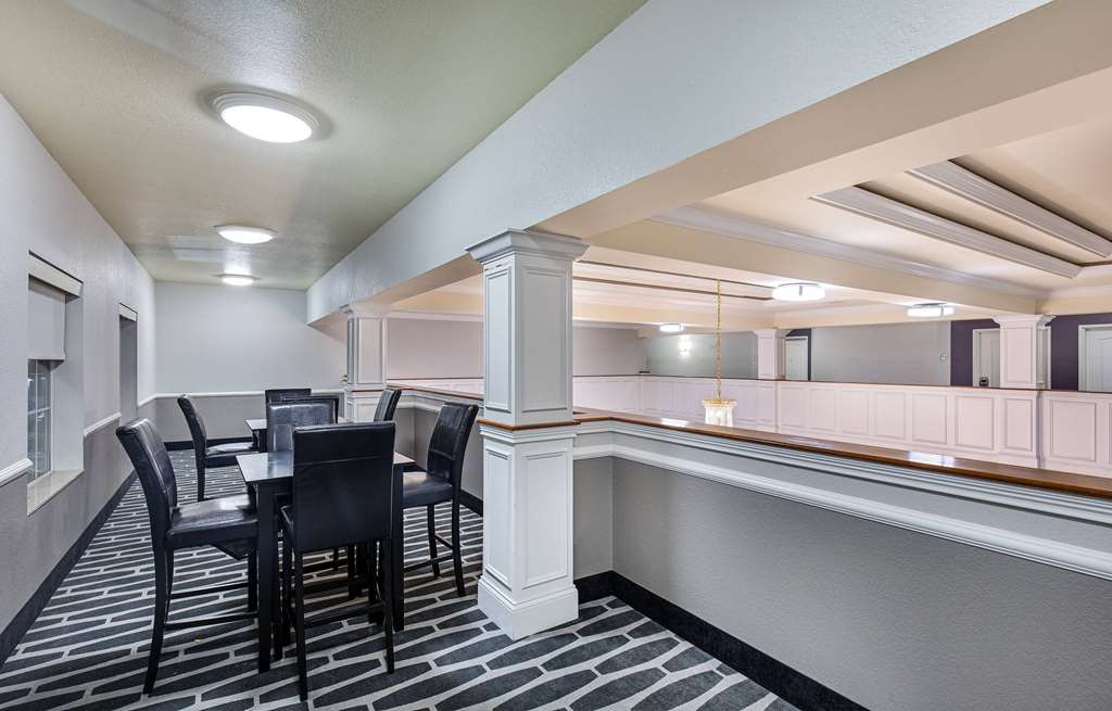 La Quinta Inn & Suites by Wyndham Bowling Green - photo 71
