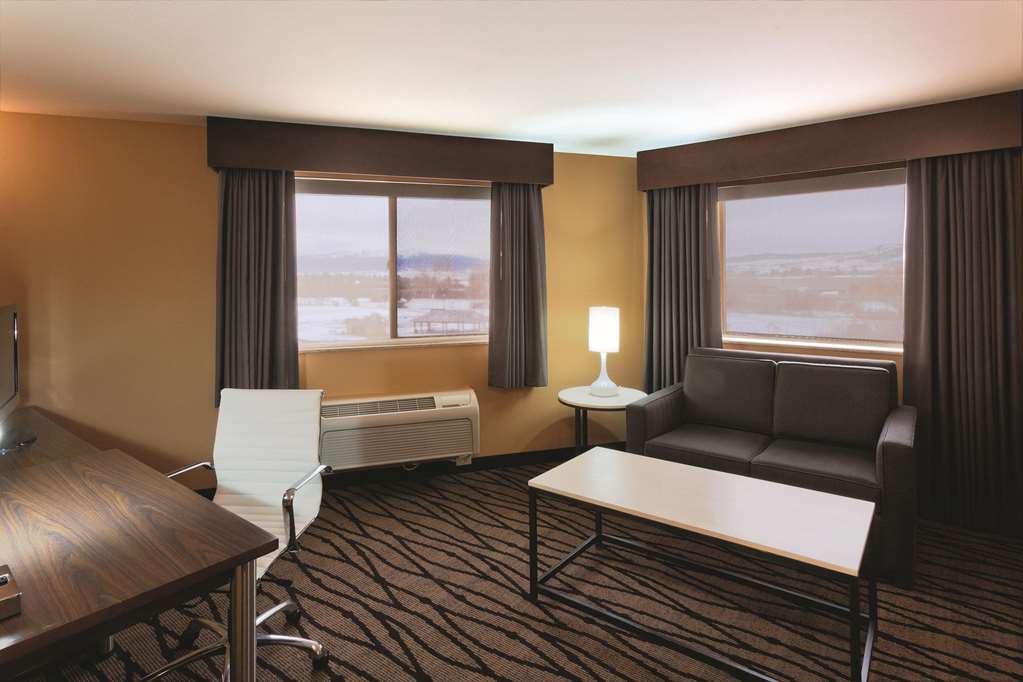 La Quinta Inn & Suites by Wyndham Butte - photo 17