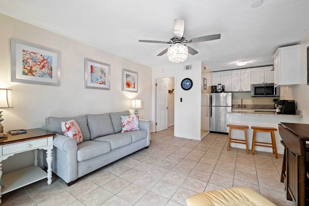 Walk to Bars & Shops: Resort Condo in Hilton Head - photo 7