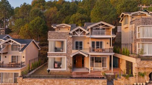 ELIVAAS privé The Royce Rose 4 BHK Hilltop Villa With Jacuzzi Private Pool & Hill Views — 4-Star Luxury Hotel in Kasauli, India