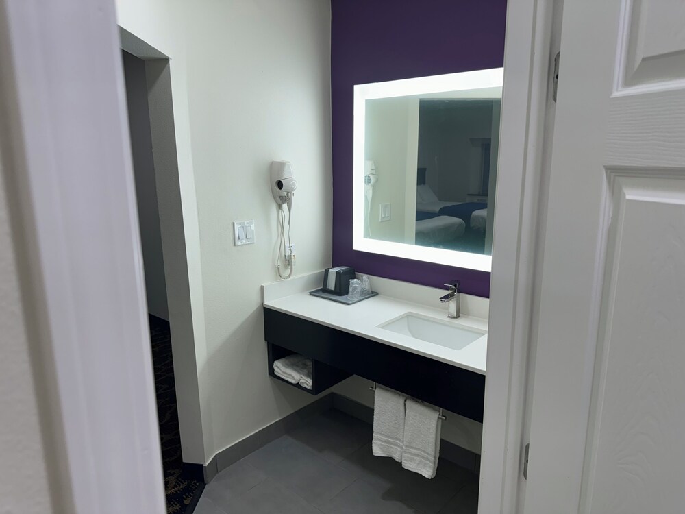 Lakeside Inn and Suites - photo 23