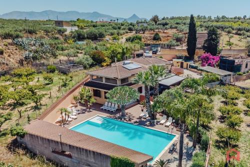 Huge Villa with Stunnig Pool — 4-Star Luxury Hotel in Partinico, Italy