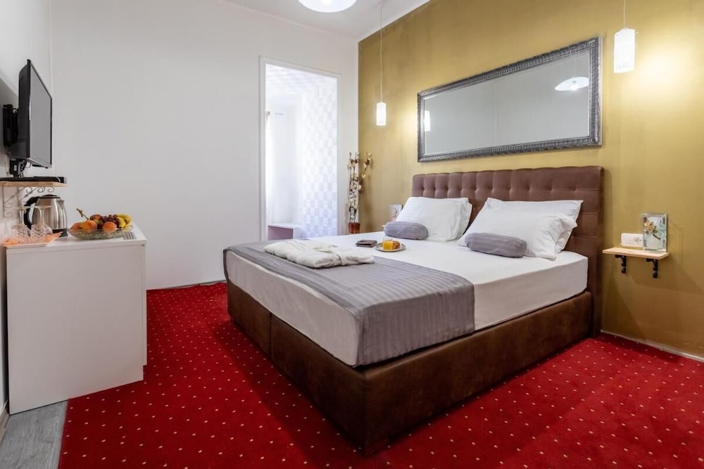 Spacious Deluxe Room Hotel Rose - carbon neutral hotel in Split