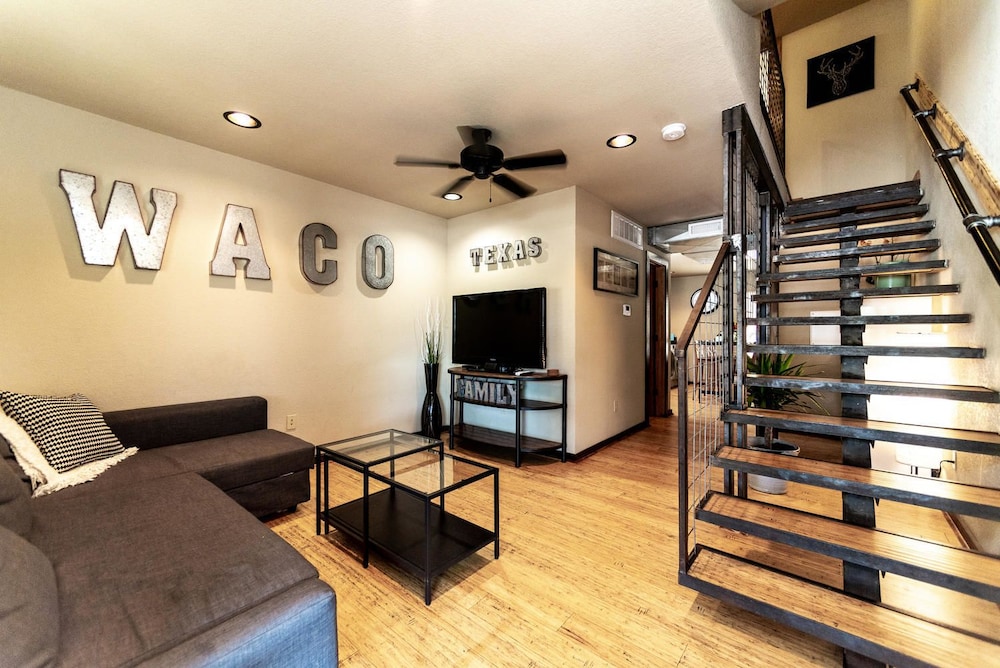1700 South 2nd — 4-Star Luxury Hotel in Waco, United States