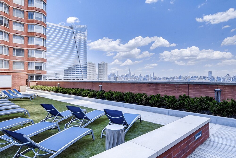 Global Luxury Suites at Newport - photo 69