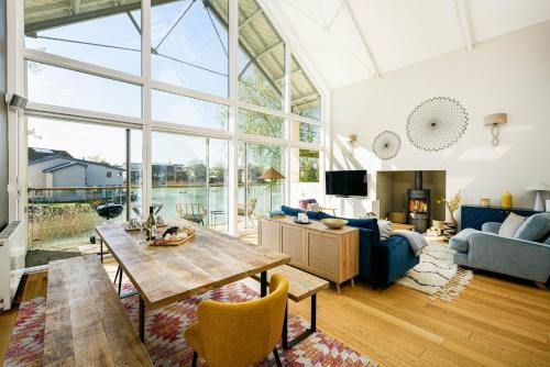 Spinney Falls House 42407 — 4-Star Luxury Hotel in Cirencester, United Kingdom