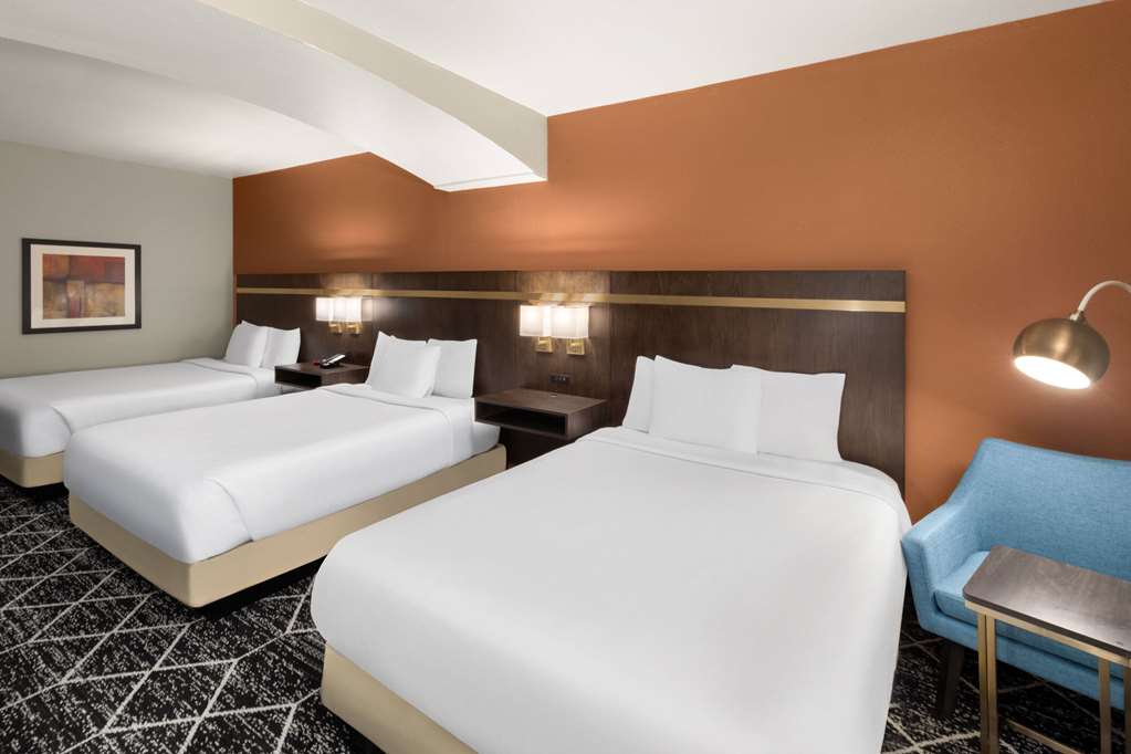 La Quinta Inn & Suites by Wyndham Olathe - photo 25