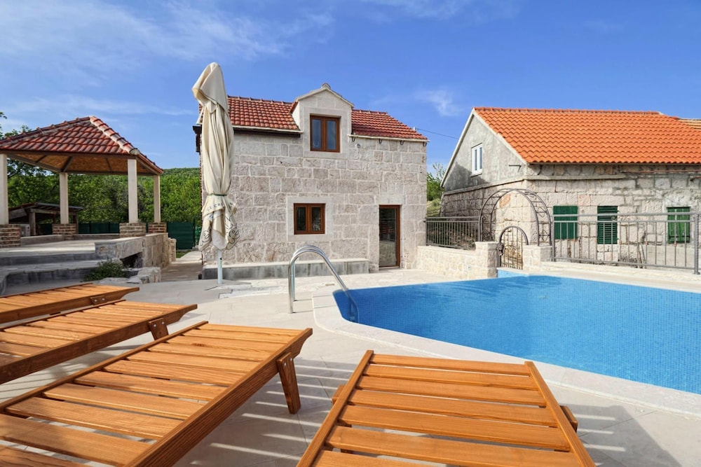 Stone House in Makarska with Pool & Mountain View — 4-Star Luxury Hotel in Zagvozd, Croatia