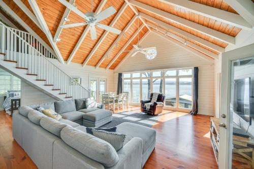 Dock and Panoramic Views Guntersville Lake Retreat — hotel in Scottsboro