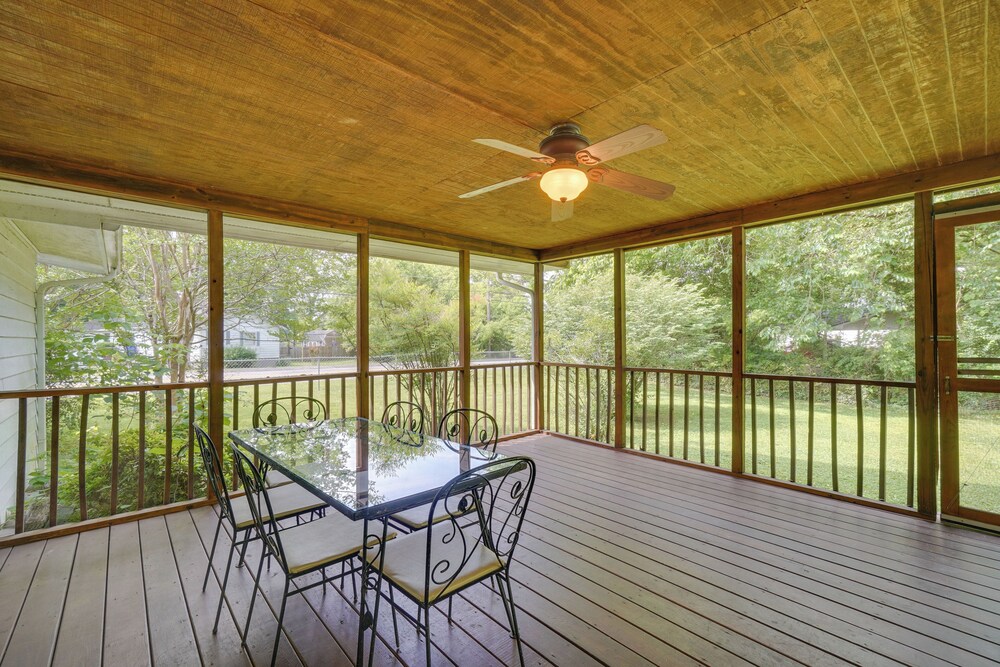 Oak Ridge Retreat w Porch 1 Mi to Downtown — hotel in Oak Ridge
