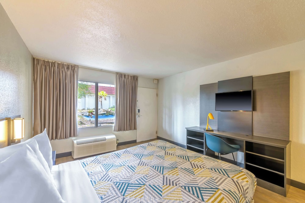 Motel 6 Spring Hill FL Weeki Wachee - photo 14