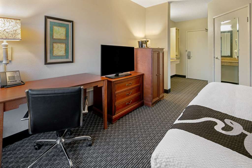 La Quinta Inn & Suites by Wyndham Naples East - photo 17